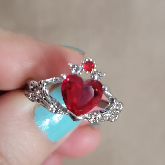 Size 8 gothic claddagh ring, skeleton hands holding red crystal heart - Picture 2 of 4